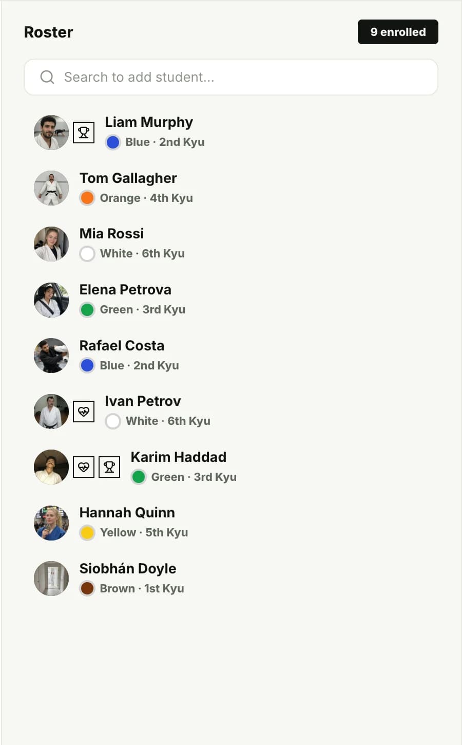 Lista uczestników zajęć dla dorosłych w MatSync ze stopniem kyu każdej osoby, oznaczeniem medycznym i zawodnikami grupy zawodniczej