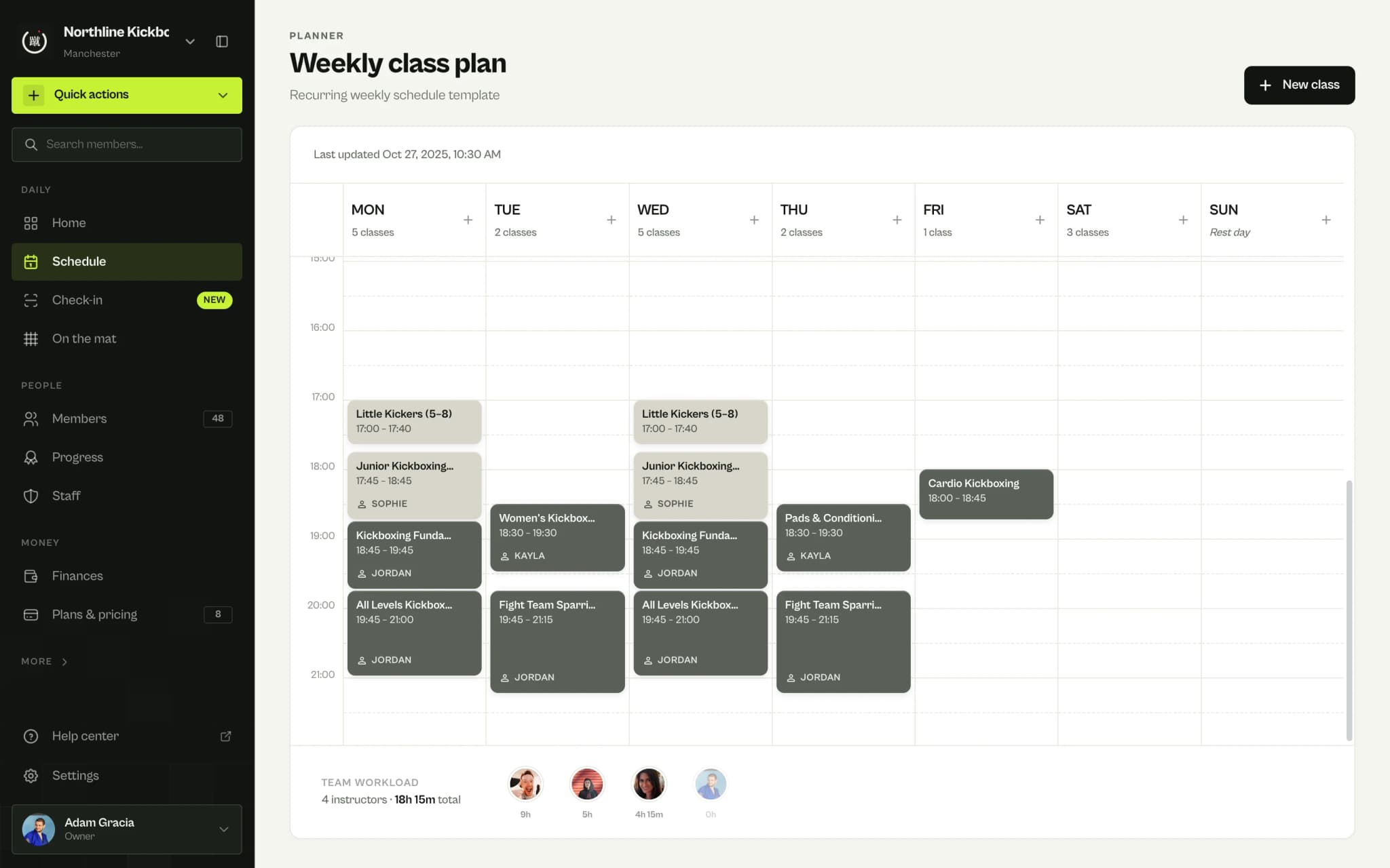 Grafik tygodnia w MatSync dla klubu kickboxingu: kickboxing fitness, dzieci, młodzież, podstawy, wszystkie poziomy, kickboxing dla kobiet, tarcze i kondycja oraz sparingi grupy zawodniczej