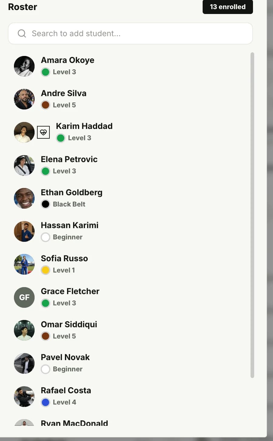 Lista uczestników zajęć krav maga dla wszystkich poziomów w MatSync z poziomem każdej osoby i oznaczeniem medycznym