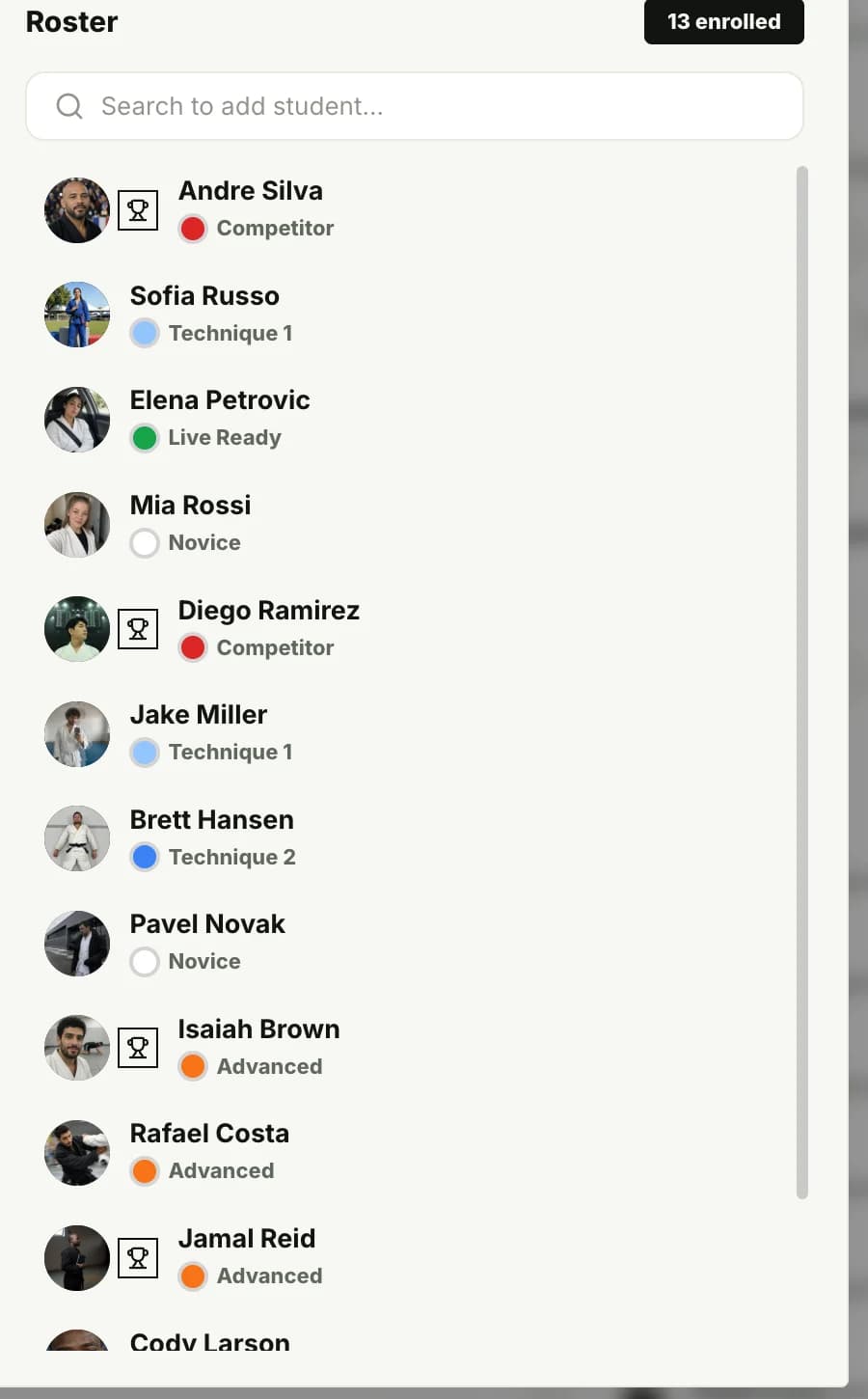 Lista uczestników treningu zapaśniczego dla wszystkich poziomów w MatSync z poziomem każdej osoby, oznaczeniami grupy zawodniczej i oznaczeniem medycznym